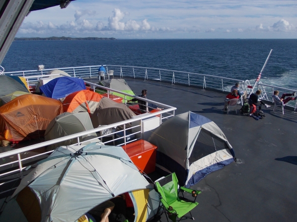 En el ferri navegando hacia Haines, Alaska y donde permiten poner las tiendas en cubierta.