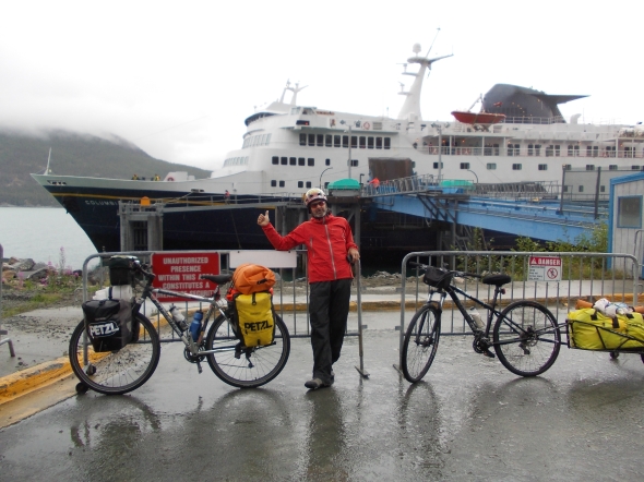 Llegada al puerto de Haines y recibidos con mucha lluvia.