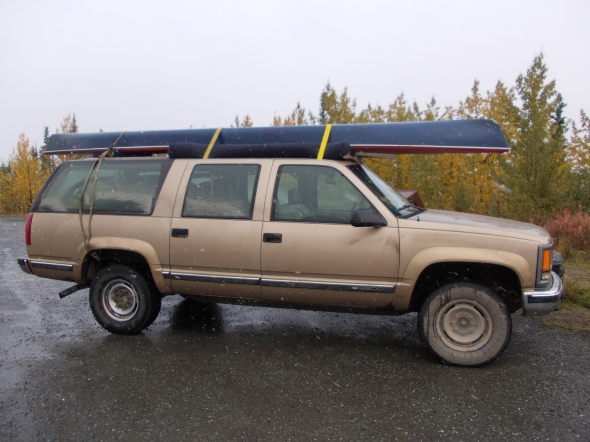 La camioneta de Trevor, con quien sali de Anchorage direccion sur y que se disponia a navegar con su canoa tradicional el rio Yukon desde Whitehorse hasta Circle en Alaska.1300 km aprox.  en solitario.